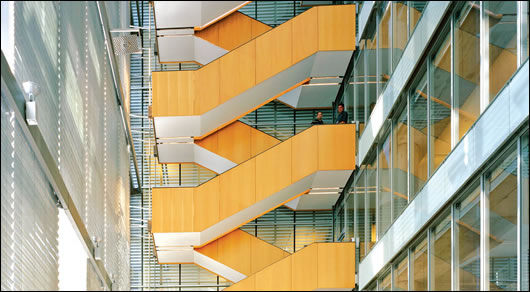 Within the splay of the two towers, a series of three, six-storey atria form the lungs of the building, drawing in outside air and pre-conditioning it