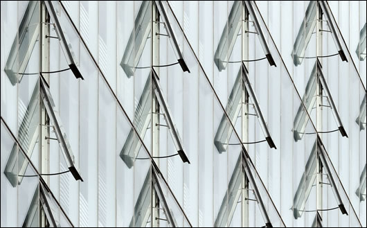 The building has a  double-facade curtain-wall system comprised of a double-glazed outer wall and a single-glazed inner wall of low-iron glass. Automated louvres control glare and heat gain 