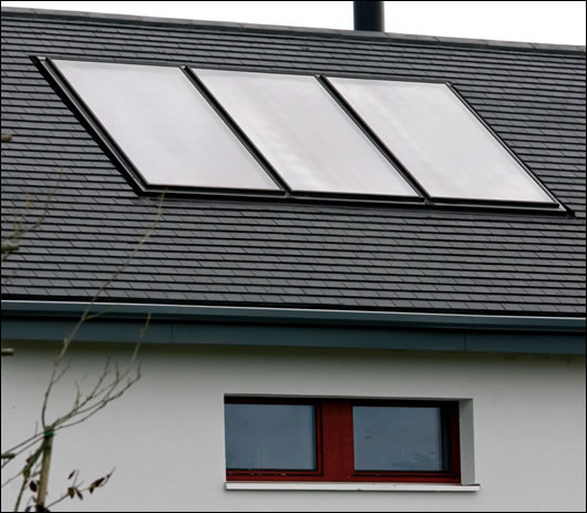 The house features flate plate solar panels supplied by Aerobord