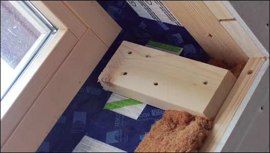 Airtightness detailing around windows, with Gutex Thermoflex woodfibre insulation in the service cavity