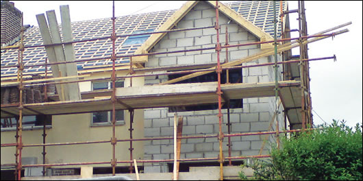 Quinn Lite aerated concrete blocks were used for new sections of the house; (below) the rear extension is externally insulated with a 120mm Powerwall platinum EPS system while the existing walls are insulated with 120mm high density Rockwool