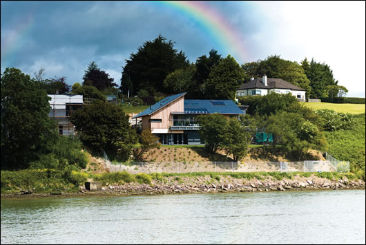 The design of the house was heavily influenced by its location on a water frontage, with living spaces located upstairs to maximise views down to the river