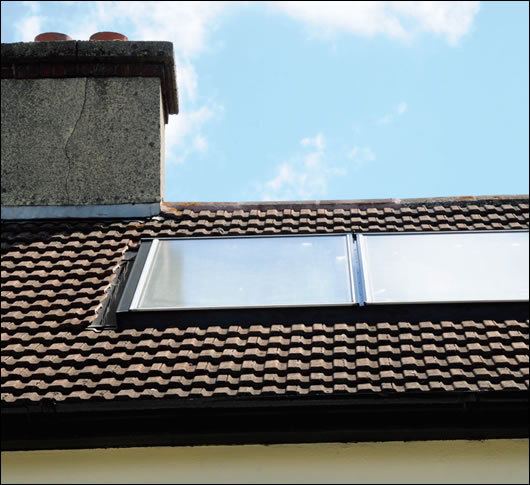Four square metres of flat plate solar thermal collectors, supplied by Ecologics, contribute to the house's hot water demand