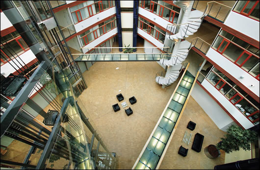 The large glass-covered five-storey atrium forms the centre of the building and provides ventilation and natural light, as well as acting as an informal meeting place