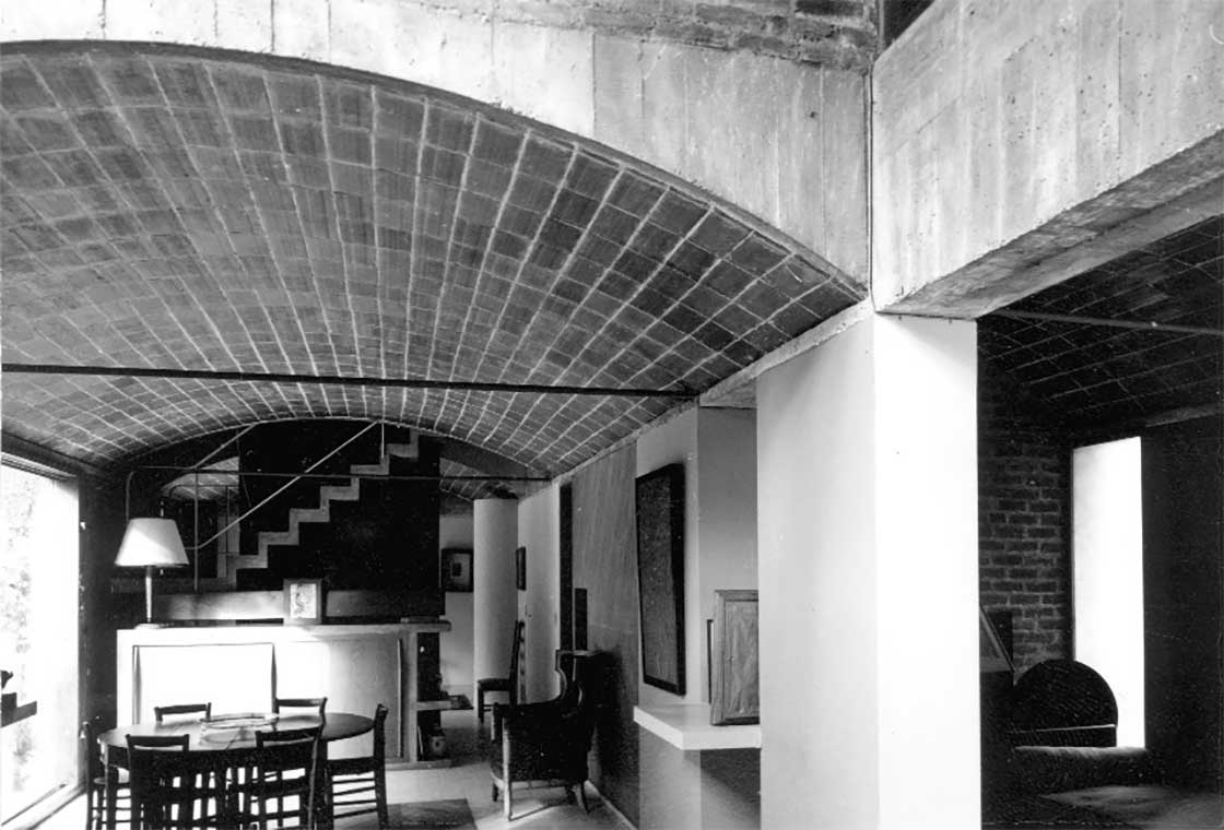 (above and below) The combination of traditional and modern evident in the Catalan vaulted ceilings, thin load-bearing walls and sculptural stairs