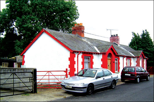 The walls are lime-rendered to the street-facing north The walls are lime-rendered to the street-facing north