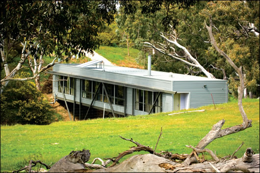 Fitting with the landscape is an often-overlooked part of green building, but the Bridge House does it beautifully Fitting with the landscape is an often-overlooked part of green building, but the Bridge House does it beautifully