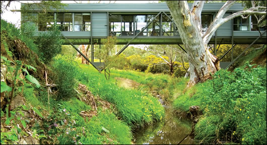 Fitting with the landscape is an often-overlooked part of green building, but the Bridge House does it beautifully Fitting with the landscape is an often-overlooked part of green building, but the Bridge House does it beautifully
